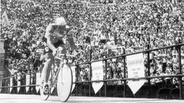 Francesco Moser entra in Arena a conclusione del Giro d'Italia nel 1984