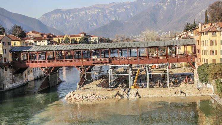 Il ponte degli Alpini da mercoledì sera è stato riaperto ai pedoni. FOTO CECCON