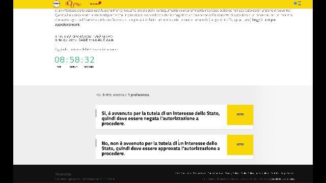 Abbiamo votato sulla piattaforma Rousseau del M5s<a href="https://www.repubblica.it/politica/2019/02/18/news/diciotti_salvini_voto_rousseau_m5s-219426314/?ref=RHPPLF-BH-I0-C8-P2-S1.8-T1"> sulla questione Diciotti, ovvero l'autorizzazione al processo a Matteo Salvini</a>. La base degli iscritti al Movimento è chiamata ad esprimersi su come il M5s dovrà comportarsi in Parlamento, con un quesito scritto in maniera non proprio lineare e per questo criticato anche dal fondatore del M5s Beppe Grillo. La procedura di voto, nel nostro caso, è andata bene fino all'espressione della preferenza, ma poi il sistema non ha restituito una conferma della registrazione del voto. Non sappiamo quindi se il nostro voto sia stato acquisito o meno dalla piattaforma, e sia prima del voto che successivamente abbiamo riscontrato malfunzionamenti (sito non raggiungibile, lentezza, pagine caricate per metà). Non abbiamo quindi nessuna verifica di quanto espresso, come già accaduto altre volte in votazioni importanti su Rousseau, ma la stessa associazione che gestisce la piattaforma è stata costretta in mattinata a spostare l'orario del voto di un'ora, proprio per gestire i malfunzionamenti.