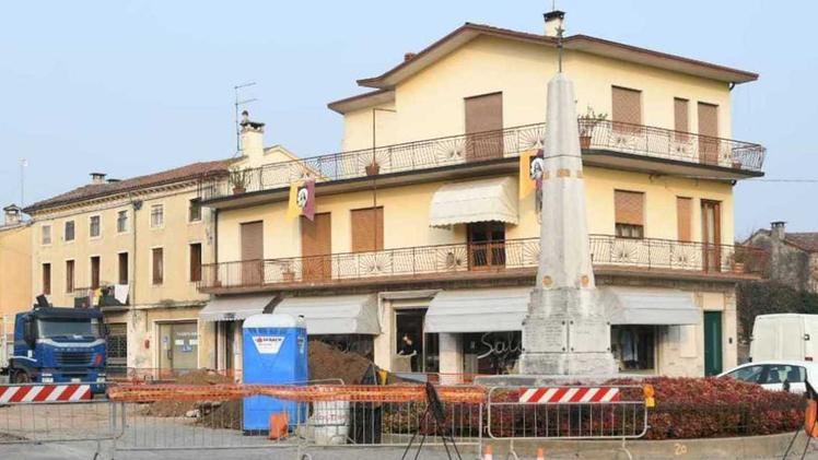 Il rendering del rifacimento di piazza Roma a Tezze.  TROGUUno scorcio dell’area di cantiere con il monumento ai Caduti.  TROGU