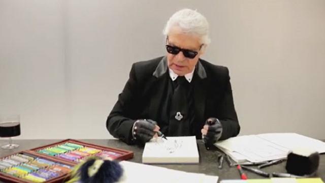 "Un omaggio sincero a Karl Lagerfeld, direttore creativo di Fendi da oltre cinque decenni. Karl, ci mancherai immensamente".<a href="https://www.instagram.com/p/BuJLfNAh0t4/"> Con un video-tributo su Instagram,</a> la maison romana ricorda lo <a href="https://d.repubblica.it/moda/2019/02/19/news/morte_karl_lagerfeld_stilista_direttore_creativo_di_chanel_ricordo-4299878/">stilista scomparso il 19 febbraio a 85 anni.</a> Era il 1965 quando un giovane Lagerfeld firmò il suo contratto a vita con Fendi. Nel video, girato molti anni dopo, gli si chiede se ricordasse ancora com'era vestito in quel suo primo giorno. "Avevo un cappello Cerruti. Capelli lunghi, occhiali scuri. Una cravatta Lavallière stampata e una giacca Norfolk, stile giacca da caccia inglese. Pantaloni e stivali", racconta Karl Lagerfeld mentre ritrae se stesso su un foglio bianco. E continua: "Avevo una borsa comprata a Milano. Era in una specie di tweed scozzese, stampato in tonalità gialle e rosse. Lo ricordo molto bene". Un look che lo stilista con ironia definisce "poco raccomandabile". Eppure le sarte degli atelier romani si legarono immediatamente a Kaiser Karl e <a href="https://d.repubblica.it/moda/2019/02/19/news/morte_karl_lagerfeld_stilista_direttore_creativo_di_chanel_ricordo-4299878/">la stessa Silvia Venturini Fendi lo ricorda con parole di profondo affetto:</a> "Ero solo una bambina quando ho visto Karl per la prima volta. Il nostro rapporto era molto speciale, tra noi c'era un grande apprezzamento reciproco e un rispetto infinito. Karl è stato il mio mentore e punto di riferimento" (a cura di Marisa Labanca)Video Instagram/Fendi