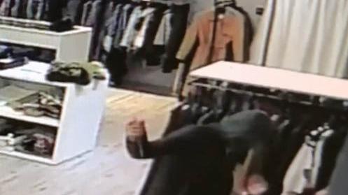 Simone AzzolinLe indagini sono state effettuate dal Commissariato di poliziaUn’immagine della violenta rapina consumata nella boutique Birò il 4 gennaio