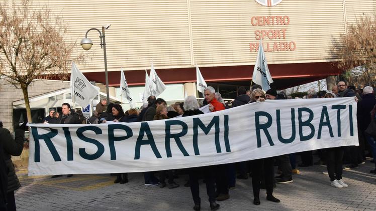 La protesta a margine del convegno organizzato dalle associazioni degli ex risparmiatori truffati a Vicenza