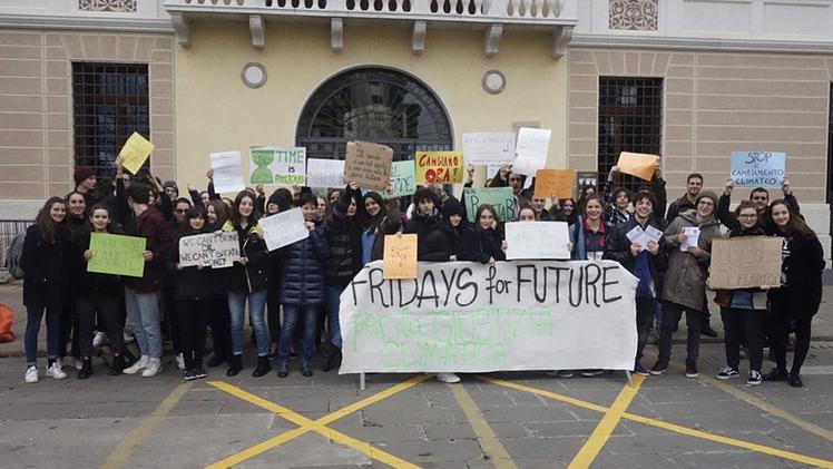 Gli studenti davanti a palazzo Garbin