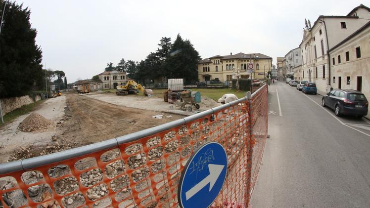 Sono ripresi i lavori per il ripristino del muro lungo via Trieste È stato riaperto il cantiere all’ex parcheggio Fabris. FOTO CISCATO