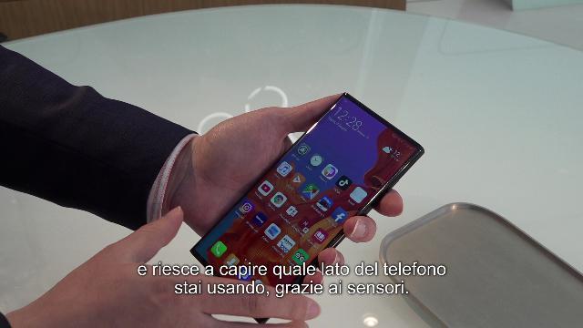 Chiuso, è uno smartphone con doppio display, aperto è un tablet da 8 pollici. Ecco <a href="https://www.repubblica.it/dossier/tecnologia/mwc-2019/2019/02/24/news/mate_x_anche_huawei_passa_agli_smartphone_pieghevoli-219992264/">il nuovo Huawei Mate X, il telefono pieghevole</a> più veloce al mondo, vista la tecnologia 5G integrata. Il prezzo di lancio previsto è di 2.299 euro e arriverà in Italia dopo l’estate. di Antonio Nasso