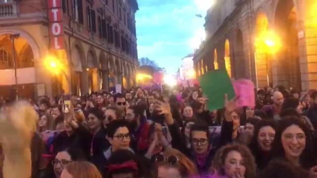 Alcune migliaia di persone in corteo nel centro storico, partito verso le 18, con cori contro il Ministro dell'Interno Matteo Salvini.  <a href="https://bologna.repubblica.it/cronaca/2019/03/08/news/8_marzo_le_donne_in_sciopero_a_bologna_gessica_in_troppe_non_festeggiano_con_noi_-221016901/">L'ARTICOLO: 8 marzo, migliaia in corteo a Bologna. Gessica: "In troppe non festeggiano con noi"</a>
