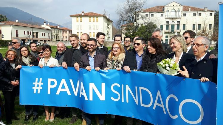 Foto di gruppo per i rappresentanti delle varie liste della coalizione di centrodestra che sostengono  Elena Pavan