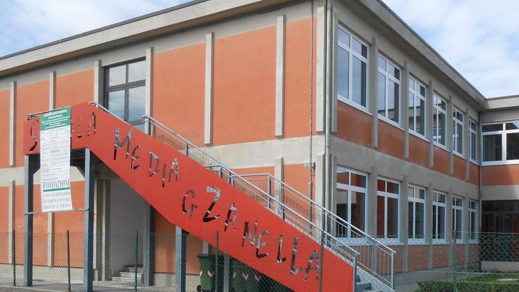 Le scuole medie Zanella, oggetto del finanziamento, in una foto d’archivioIl sindaco Renzo Segato
