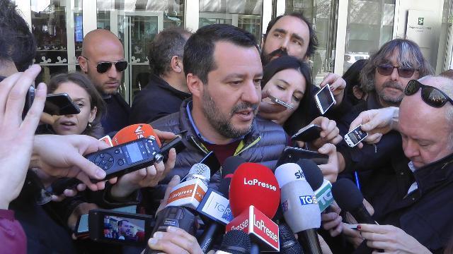 "Il Mef (Ministero Economia e Finanze) ha smentito ogni simulazione". Così il ministro dell’Interno, Matteo Salvini, uscendo dal Pirellone di Milano dopo l’incontro con i consiglieri e gli assessori regionali leghisti, ha commentato le simulazioni del Tesoro, che aveva stimato in quasi 60 miliardi in costo dell’intervento per la flat tax. <a href="https://www.repubblica.it/economia/2019/03/18/news/flat_tax_e_scontro_nel_governo-221867879/?ref=RHPPBT-BH-I0-C6-P8-S1.6-T1">E sulle divisioni sul tema nell'alleanza gialloverde</a> ha aggiunto: "Nessuno scontro, io mi rifaccio a quello che c'è nel contratto di governo". Poi però attacca la ministra pentastellata per il Sud, Barbara Lezzi, che ha commentato negativamente la proposta della Lega di allargare la flat tax, sollevando dubbi sulle coperture e sulla costituzionalità. "Lezzi si occupi delle regioni del Sud, che hanno bisogno di qualcuno che lavori a tempo pieno", ha detto. di Edoardo Bianchi