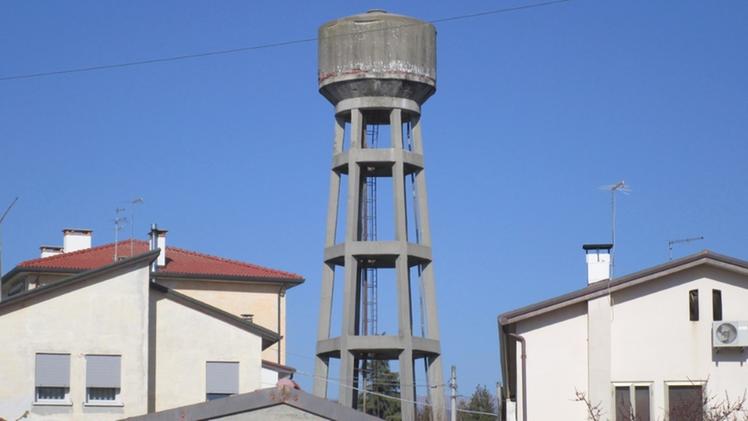 La torre con il serbatoio dell’acquedotto che sarà demolita domani