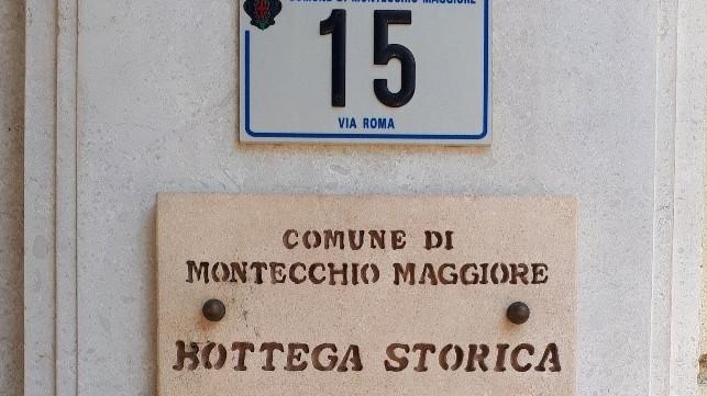 Il via libera al provvedimento è arrivato dal Consiglio comunaleUna targa affissa su una della botteghe storiche di Montecchio.  ZORDAN