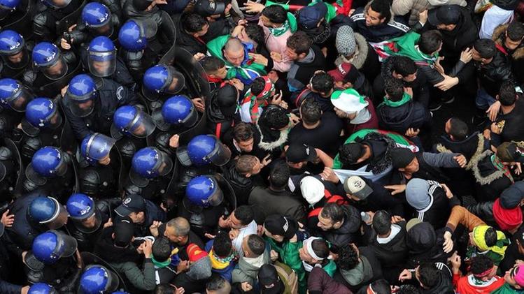 Giovani studenti e studentesse manifestano contro la conferma del presidente Bouteflika, invalido da diversi anni, alla guida dell’Algeria per la quinta volta consecutiva. I militari hanno ripreso potere. EPA/MOHAMED MESSARAGli agenti cercano di bloccare l’avanzata dei manifestanti ad Algeri