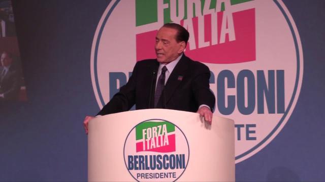 "Come 25 anni fa, noi oggi siamo ancora indispensabili": è commosso e molto emozionato il presidente di Forza Italia <a href="https://www.repubblica.it/politica/2019/03/30/news/forza_italia_tajani_berlusconi_amministrative_centrodestra_congresso_lega_salvini-222850811/?ref=RHPPLF-BH-I0-C8-P3-S2.4-F4" target="_blank">Silvio Berlusconi nel giorno in cui il suo partito compie un quarto di secolo</a>. "Forza Italia sarà la spina dorsale di un'Europa diversa, più forte, catalizzatore di tutto l'Occidente", continua. Ma non manca un duro attacco a Giovanni Toti, che respinge le critiche interne: "Ci dicono che siamo vecchi, ma nel partito c'è sempre rinnovamento. Sono tutte storie assolutamente infondate. Anche qualcuno che si è assunto la responsabilità di governo regionale continua a insistere in questa direzione. Abbiamo avuto pazienza fino ad adesso, credo sia il momento di far finire questa pazienza", ha avvertito il leader azzurro.  video di Camilla Romana Bruno