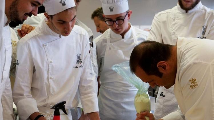 Gli aspiranti chef del Master in alta cucina dell’Università del Gusto assieme a Bobo Cerea. FOTO TONELLOIl tristellato Bobo Cerea mentre prepara uno dei piatti del ristorante