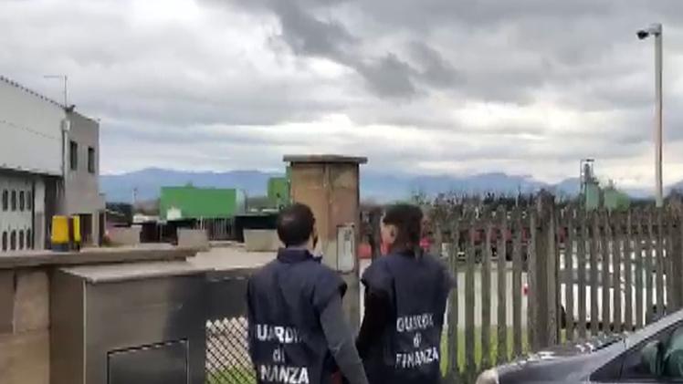 Lo stabilimento della Safond Martini a Montecchio Precalcino: la procura indaga sui rifiuti pericolosiI militari della guardia di finanza durante il sequestro dell’altro ieri