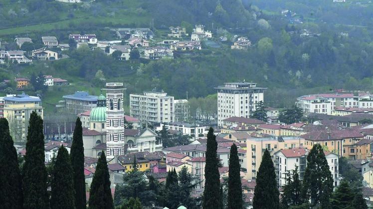 Una veduta dall’alto della città di Arzignano sulla zona del centro storico e del duomo.  FOTO TROGU