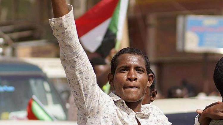 La protesta nelle strade di Algeri viene repressa dalla forze di polizia. I militari hanno contribuito alla deposizione di Bouteflika ma ora il popolo vuole una garanzia di cambiamento. Che non c’è. EPA/MOHAMED MESSARAUna manifestante per la libertà del Sudan a Khartoum. EPA