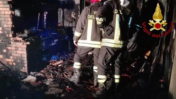 Una fase dell’intervento dei vigili del fuoco per domare il rogoParte del materiale della taverna distrutto dalle fiamme.  FOTO TROGU