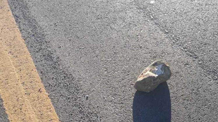 Uno dei grossi sassi persi lungo la Provinciale da un camion. G.Z.