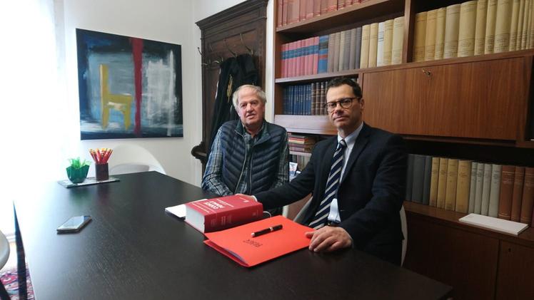 Da sinistra Guido Beber con il suo legale, l’avv. Stefano Frizzi