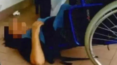 L'uomo è costretto su una sedia a rotelle. ARCHIVIO