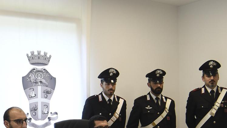 Al centro il tenente Mirto durante la conferenza stampa di ieri.  TROGU
