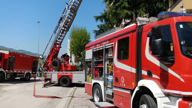 L’intervento con un’autoscala per raggiungere il settimo pianoAL lavoro squadre dei vigili del fuoco di Arzignano e di Vicenza