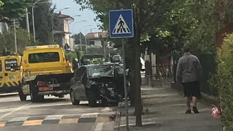 I soccorritori del Suem hanno rianimato a lungo la vittimaLa Fiat priva di controllo ha terminato la corsa contro un alberoVia Trieste a Zanè è stata teatro ieri mattina della tragedia