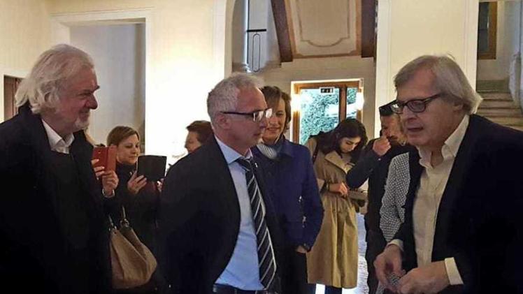 Vittorio Sgarbi, curatore della mostra “Giovanni Demio e la Maniera Moderna”. FOTOSERVIZIO PANIZZONAl centro il sindaco Valter Orsi con Vittorio Sgarbi 