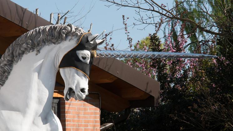 Il cavallo "unicorno" dell'artista Simone Crestani