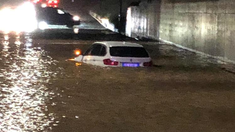 L’auto sta per essere sommersa dall’acqua. FOTOSERVIZIO ZILLIKEN