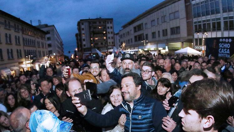 L’arrivo del Ministro degli Interni, che ha supportato la candidata della Lega .  FOTOSERVIZIO STELLA CISCATOGli immancabili selfie con i sostenitori