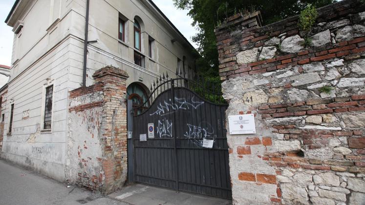 L'ingresso della scuola Giuriolo. Colorfoto