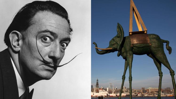 Salvador Dalì e una delle sue statue in bronzo (Foto Archivio)