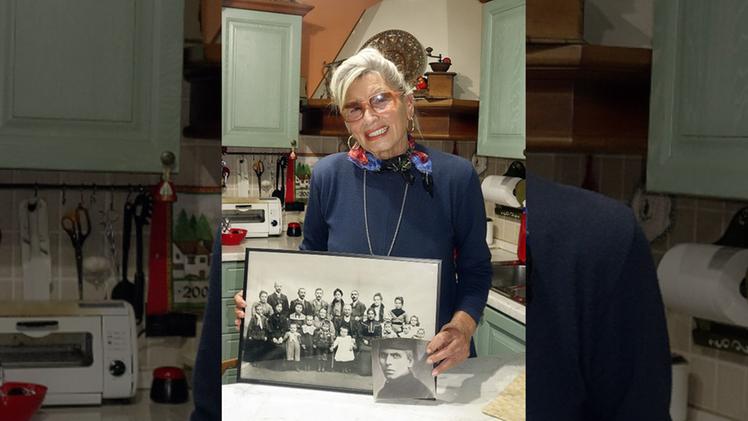 Gigliola Thiella con una foto dei suoi avi: è la bisnipote dell’Omo