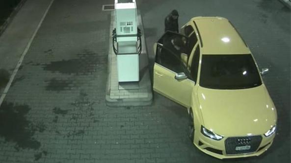 L'Audi gialla ripresa dalla telecamera di una stazione di servizio