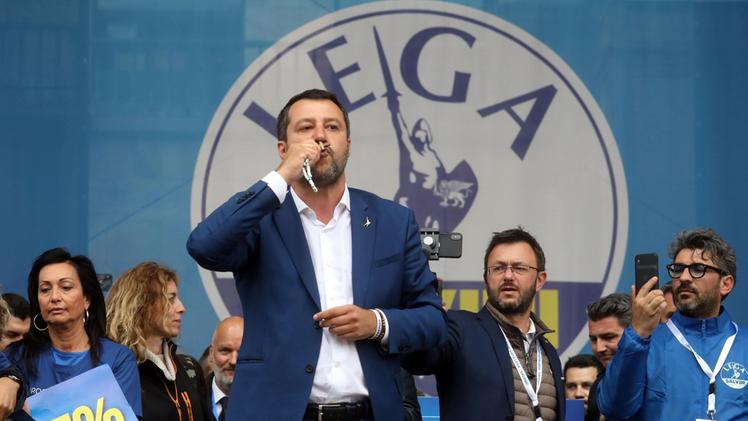Matteo Salvini bacia il rosario al comizio: dalla platea fischi al Papa
