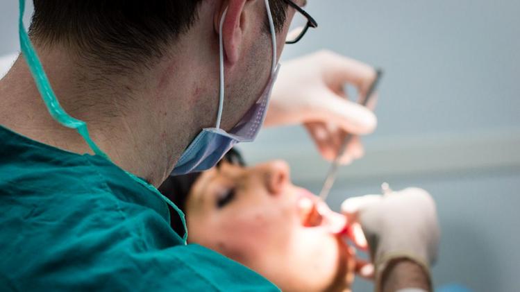 Un dentista mentre cura una paziente (ARCHIVIO)
