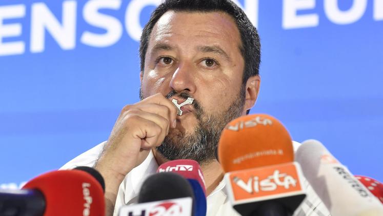 Matteo Salvini bacia il crocifisso durante la conferenza stampa. FOTO ANSA