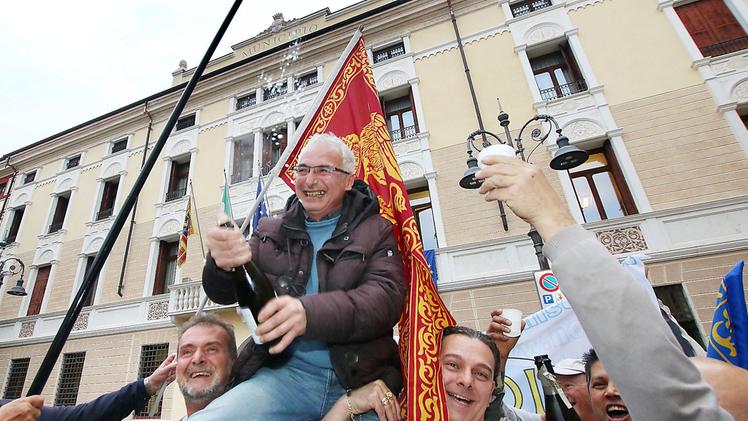 Il sindaco Valter Orsi portato in trionfo dai suoi sostenitori in piazza Statuto.  FOTOSERVIZIO DONOVAN CISCATO