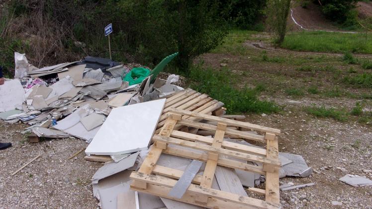I resti di lavorazioni edilizie abbandonati lungo via  Pomaroli nel territorio di CaldognoGli altri rifiuti della medesima provenienza in via Scovizze a Isola