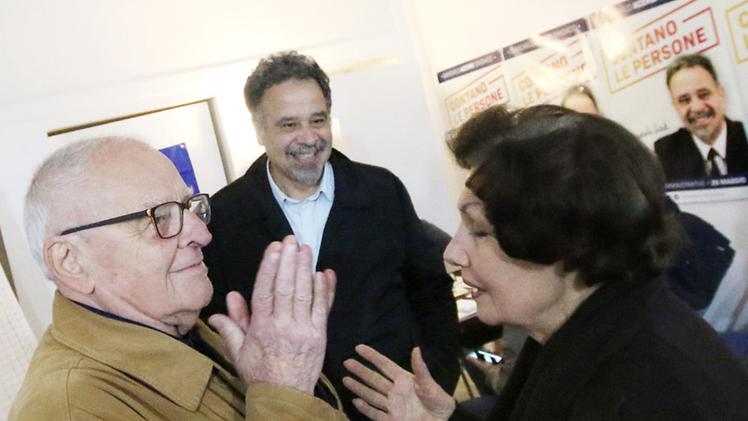 Francesca Vitetta, al centro, con Alessandro Burtini, a destra: firmato l’apparentamento.  CRISTINAGiancarlo  Acerbi, a centro, nella sede del comitato elettorale.  CISCATO
