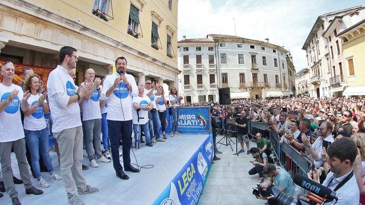 Matteo Salvini sul palco davanti al municipio con Alessandro Burtini, a sinistra, candidato sindaco del centrodestra.  FOTOSERVIZIO CISCATO