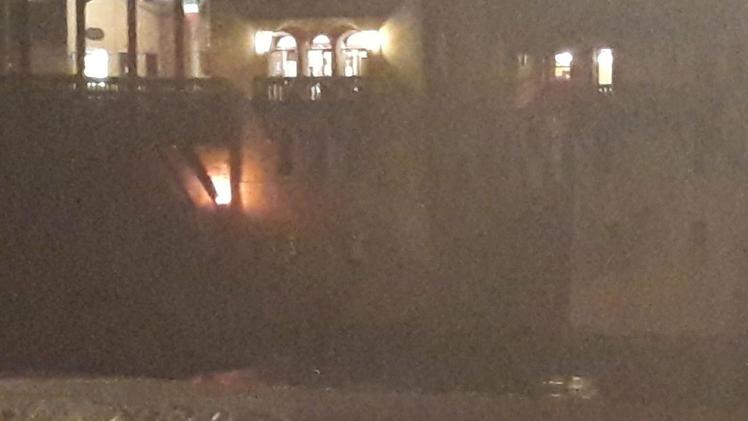 Le fiamme sulle “saette” del Ponte in una foto scattata da Laura Chiminello dell’Osteria Ca’ BrandoCome appariva ieri la trave bruciata  FOTO CECCON