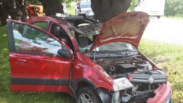 L’auto distrutta sulla quale si trovava il 29enne di Pojana