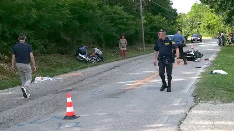 La scena dell’incidente di ieri pomeriggio in via False. I rilievi sono stati eseguiti dai carabinieri. BRUNL’incidente visto da un’altra angolazione, si nota una moto a terra. F.B.