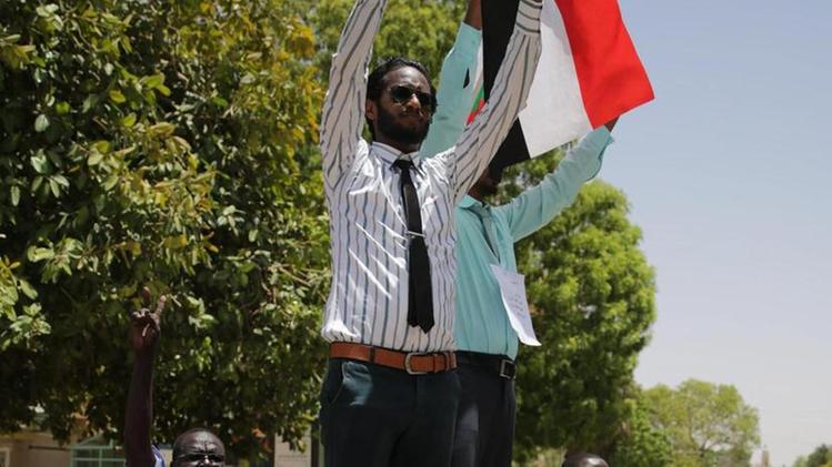 Un manifestante per la democrazia durante una delle proteste organizzate nella capitale del Sudan Khartoum. I militari e gli squadroni di janjaweed hanno attuato una dura repressione nei confronti della gente  scesa in piazzaImpiegati sudanesi nello sciopero generale a Khartoum