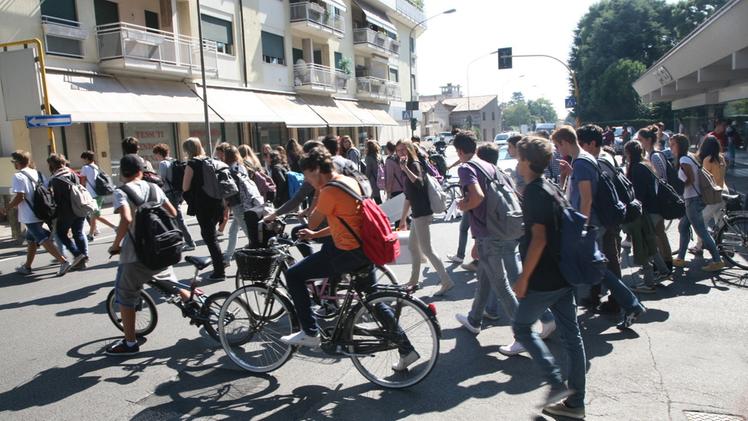 Studenti attraversano la strada dopo la scuola FOTO CECCONL’area tra via e Largo Parolini che sarà oggetto del piano per i pedoni