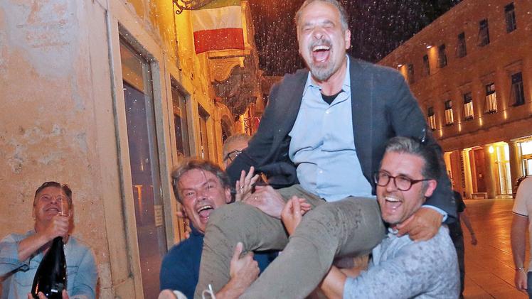 L’urlo di gioia di Giancarlo Acerbi, portato in trionfo dai suoi sostenitori, dopo la vittoria al ballottaggio.  FOTOSERVIZIO  CISCATO